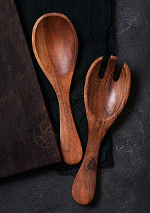 古老的廚房木制器械用黑石桌背景的切面板最高視圖